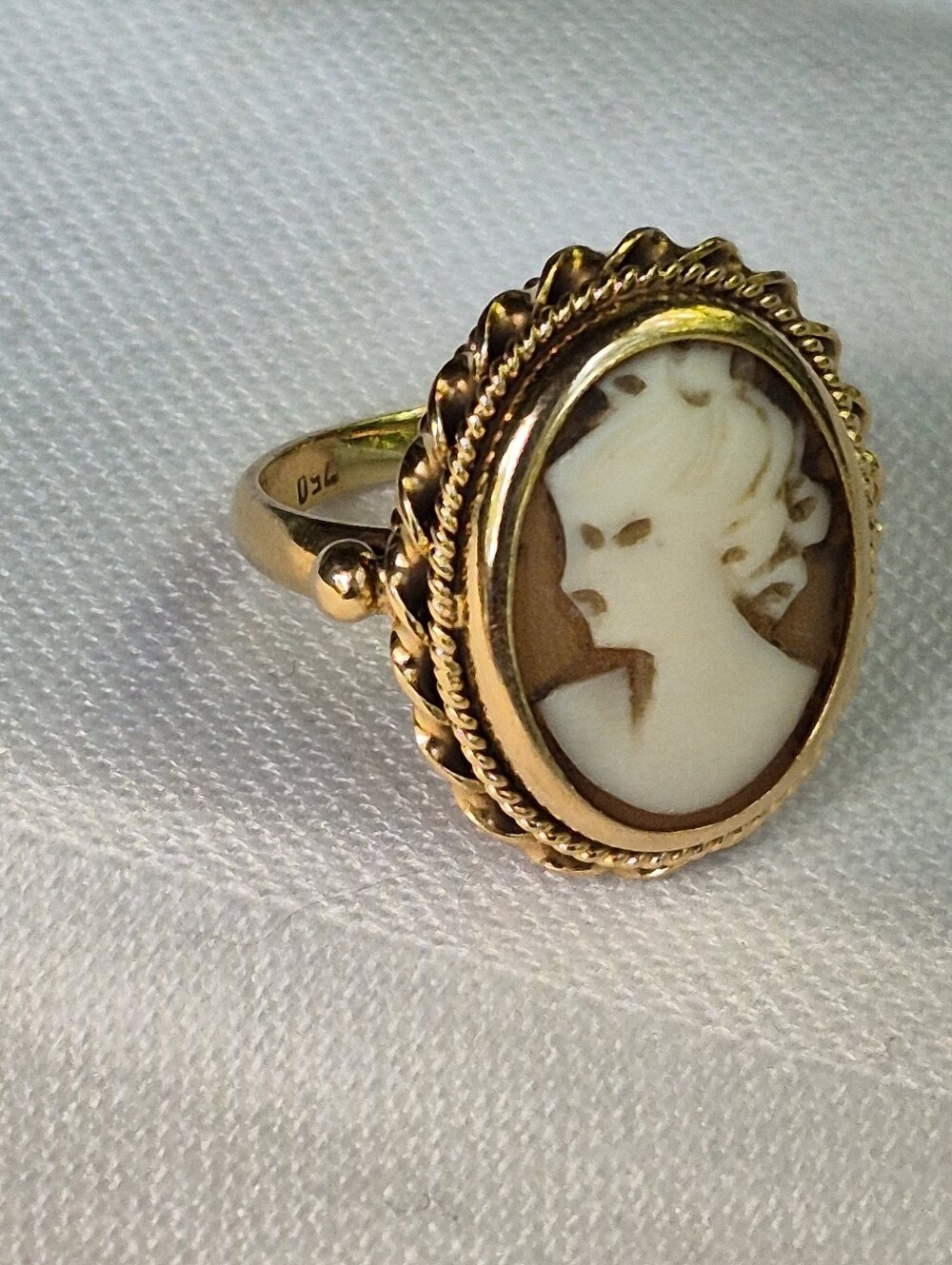 Vintage 18-Karat Gold Carved Shell Cameo Ring